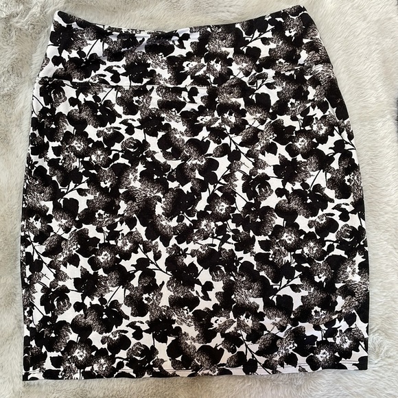 J Jill Wearever Collection Skirt With Flower Pattern in a Size Small - Picture 2 of 3